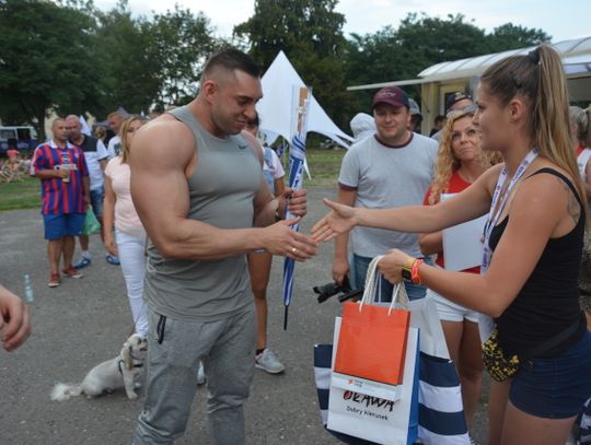 Najszybciej zjadł burgera! Kto ostrą pizzę?