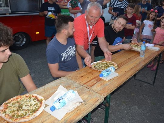 Najszybciej zjadł burgera! Kto ostrą pizzę?