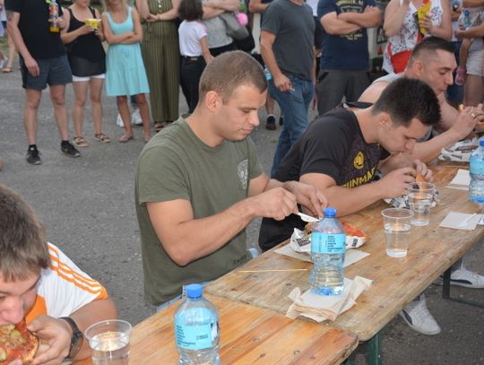 Najszybciej zjadł burgera! Kto ostrą pizzę?