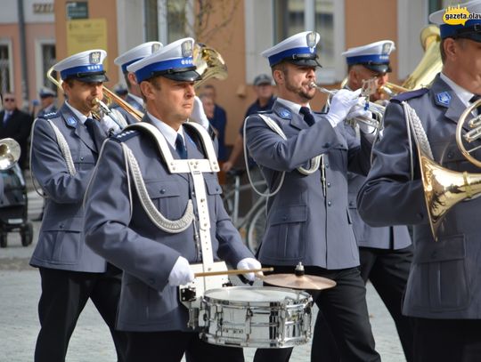 Honor, męstwo i duma - oławska policja ma sztandar. ZDJĘCIA