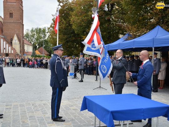 Honor, męstwo i duma - oławska policja ma sztandar. ZDJĘCIA