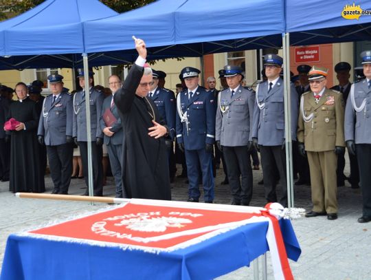 Honor, męstwo i duma - oławska policja ma sztandar. ZDJĘCIA