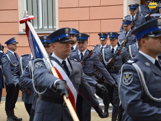 Honor, męstwo i duma - oławska policja ma sztandar. ZDJĘCIA