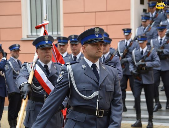 Honor, męstwo i duma - oławska policja ma sztandar. ZDJĘCIA