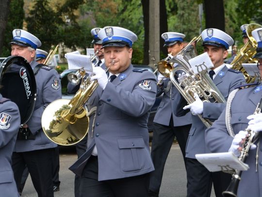 Honor, męstwo i duma - oławska policja ma sztandar. ZDJĘCIA