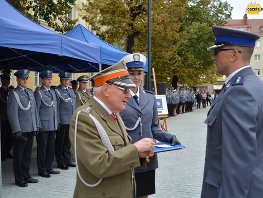 Honor, męstwo i duma - oławska policja ma sztandar. ZDJĘCIA