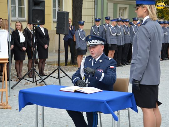 Honor, męstwo i duma - oławska policja ma sztandar. ZDJĘCIA