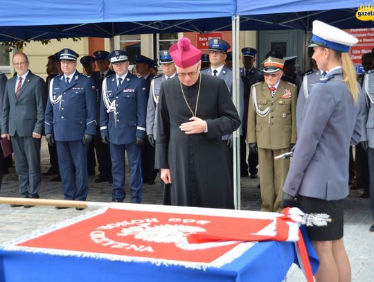 Honor, męstwo i duma - oławska policja ma sztandar. ZDJĘCIA