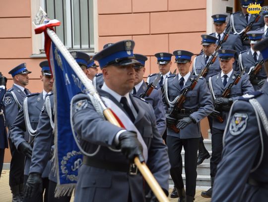 Honor, męstwo i duma - oławska policja ma sztandar. ZDJĘCIA