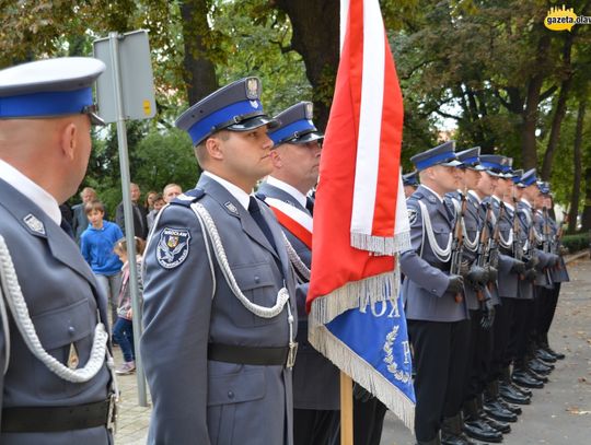 Honor, męstwo i duma - oławska policja ma sztandar. ZDJĘCIA