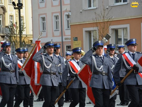 Honor, męstwo i duma - oławska policja ma sztandar. ZDJĘCIA