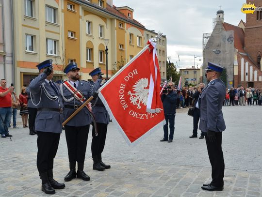 Honor, męstwo i duma - oławska policja ma sztandar. ZDJĘCIA