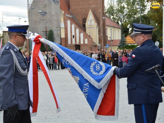 Honor, męstwo i duma - oławska policja ma sztandar. ZDJĘCIA