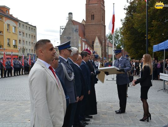 Honor, męstwo i duma - oławska policja ma sztandar. ZDJĘCIA