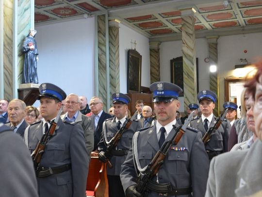 Honor, męstwo i duma - oławska policja ma sztandar. ZDJĘCIA