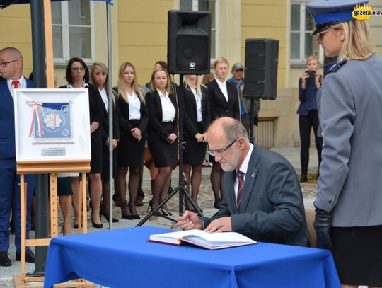 Honor, męstwo i duma - oławska policja ma sztandar. ZDJĘCIA