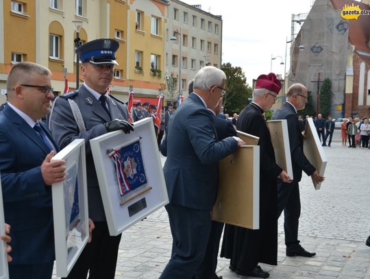 Honor, męstwo i duma - oławska policja ma sztandar. ZDJĘCIA