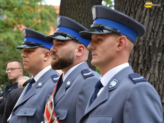 Honor, męstwo i duma - oławska policja ma sztandar. ZDJĘCIA