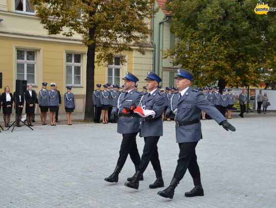 Honor, męstwo i duma - oławska policja ma sztandar. ZDJĘCIA