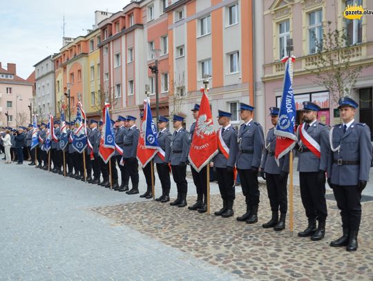 Honor, męstwo i duma - oławska policja ma sztandar. ZDJĘCIA