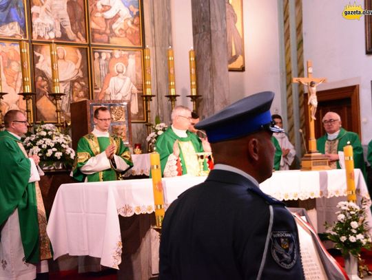 Honor, męstwo i duma - oławska policja ma sztandar. ZDJĘCIA