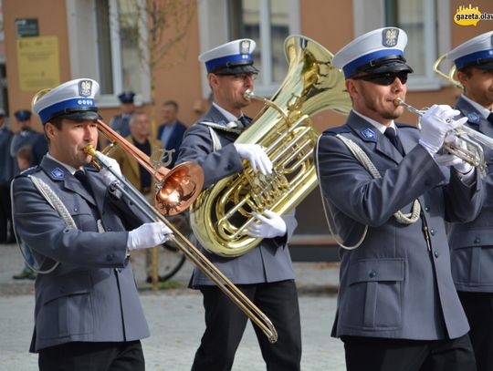 Honor, męstwo i duma - oławska policja ma sztandar. ZDJĘCIA