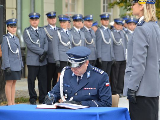 Honor, męstwo i duma - oławska policja ma sztandar. ZDJĘCIA