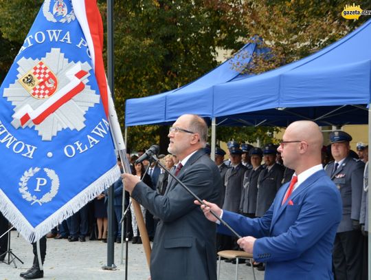 Honor, męstwo i duma - oławska policja ma sztandar. ZDJĘCIA