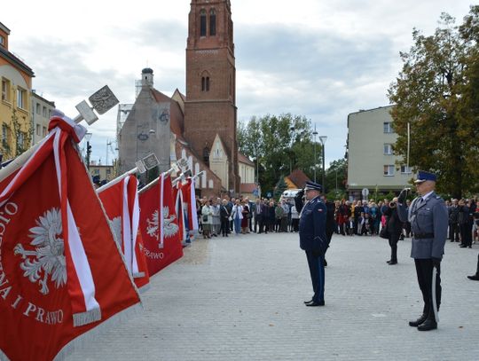 Honor, męstwo i duma - oławska policja ma sztandar. ZDJĘCIA