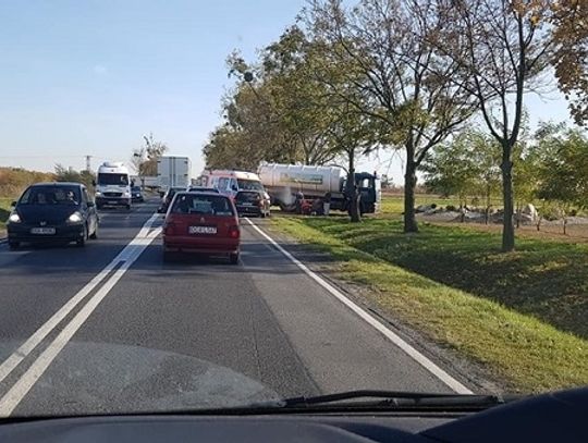 Motocyklista wjechał pod samochód ciężarowy Motocyklista wjechał pod samochód ciężarowy