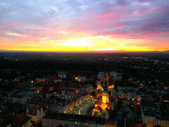 Piękny zachód słońca nad miastem