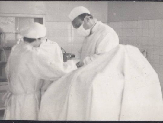 Doktor Bienias przy stole operacyjnym w oławskim szpitalu