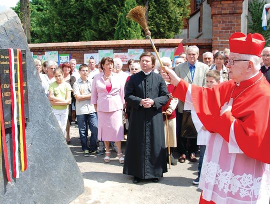 Ksiądz kardynał Henryk Gulbinowicz święci pamiątkową tablicę z okazji 750-lecia Owczar