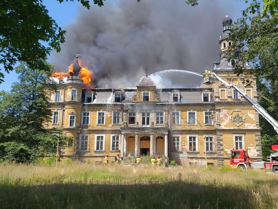 Płonie pałac w Jelczu-Laskowicach