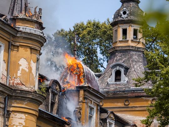Pożar pałacu na Kukułczej w Jelczu-Laskowicach