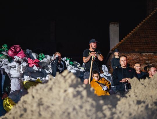 Powódź 2024. Pakowanie worków z piaskiem na ul. Rybackiej w Oławie