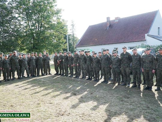 Żołnierze z wielkim zaangażowaniem zabezpieczali wały przeciwpowodziowe na Odrze i Oławie