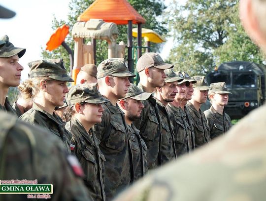 Żołnierze z wielkim zaangażowaniem zabezpieczali wały przeciwpowodziowe na Odrze i Oławie