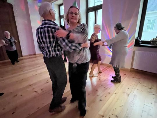 Tak bawili się oławscy seniorzy przy gorących latynoskich rytmach