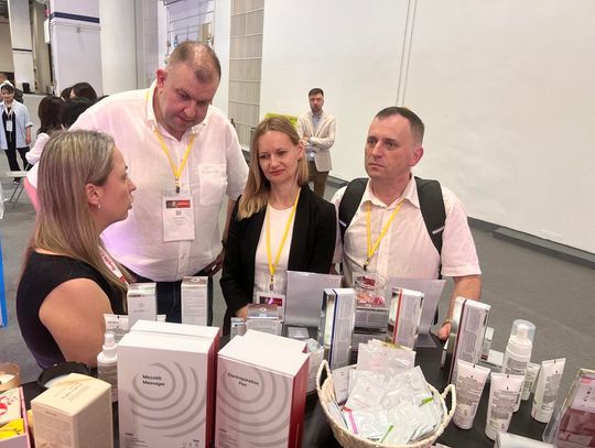 Radni Andrzej Kredkowski, Damian Mrozek i Natalia Gołąb, członkini zarządu odwiedzili każde polskie stoisko rozmawiając z przedsiębiorcami.