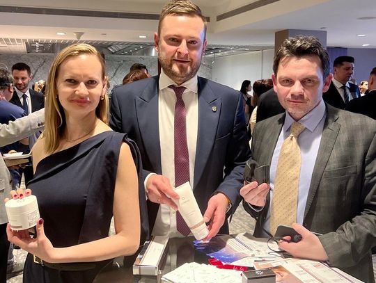 Natalia Gołąb, członkini Zarządu Województwa Dolnośląskiego, Michał Rado, wicemarszałek z przedsiębiorcą, który bierze udział w targach.