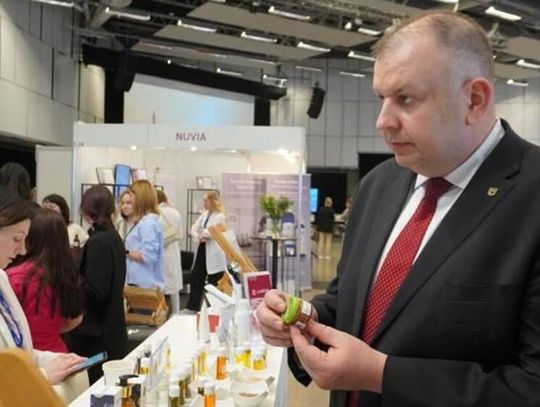 Damian Mrozek, radny sejmiku podczas rozmów z przedsiębiorcami na targach.