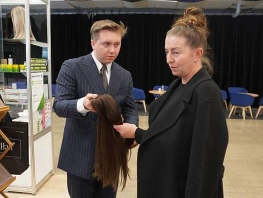 Bartłomiej Babiński z firmy Bijou Hair prezentował swoje produkty szukając nowych klientów.