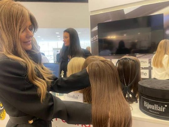 Agata Matuszak ze Środy Śląskiej z firmy Bijou Hair, która specjalizuje się w produkcji naturalnych systemów włosów – peruk i topperów.