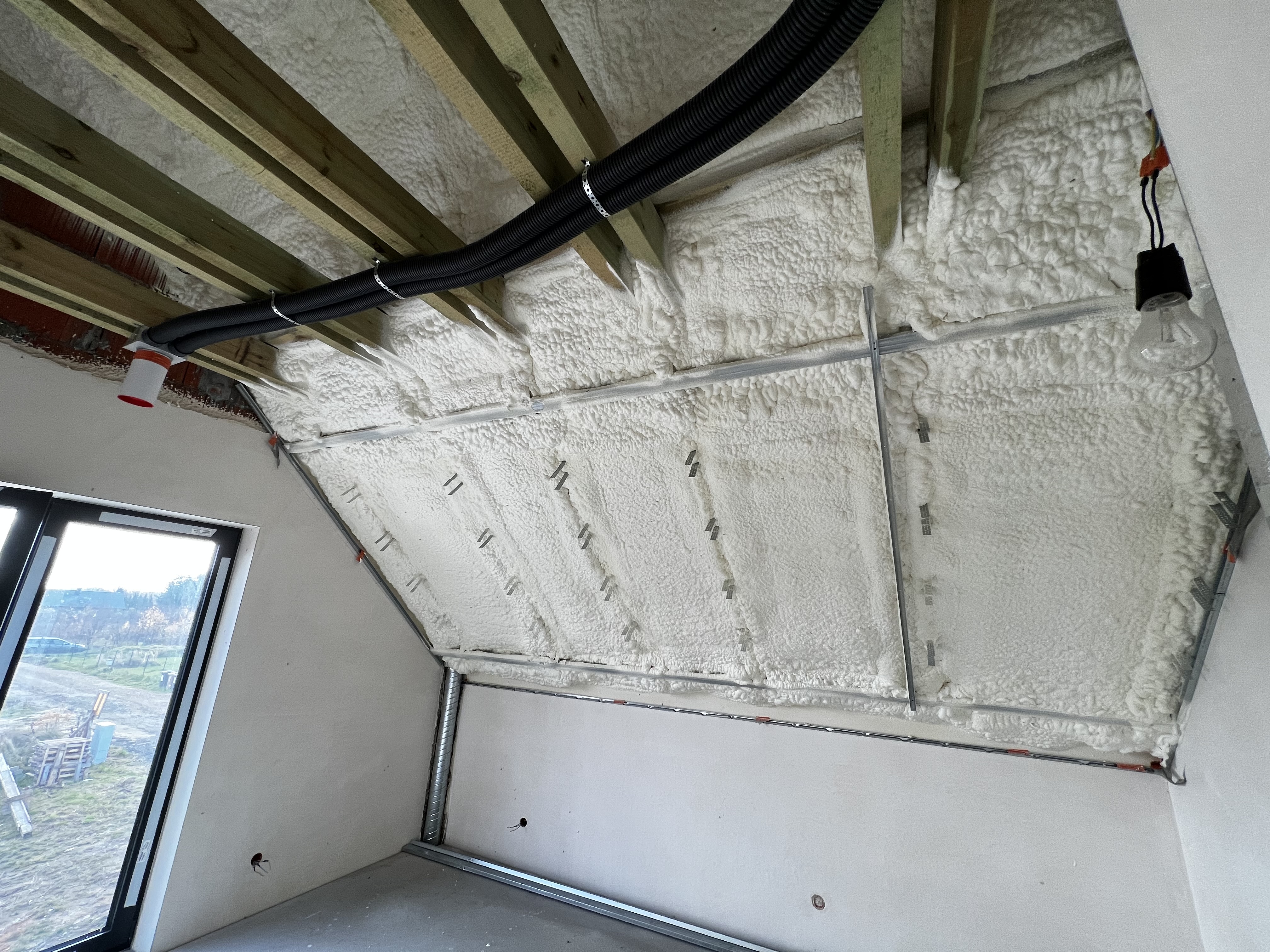 ocieplanie poddasza pianką