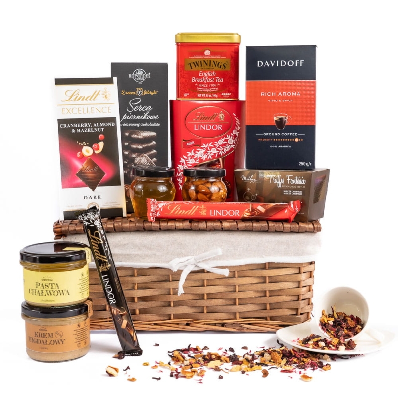 kosz prezentowy ze słodyczami 